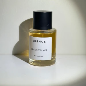 Essnce Black Velvet Eau de Parfum - Säljer min essence parfym i black velvet då den tyvärr inte passar mig💓 Endast använd 1-2 ggr, har i övrigt stått i en mörk låda så den luktar som ny!! 