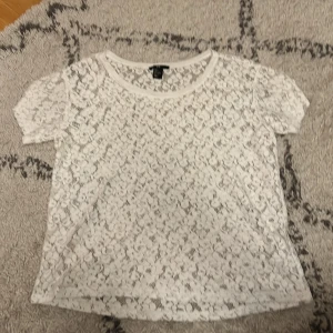 Vit spetsblus från H&M - Säljer en söt vit spetsblus från H&M. 