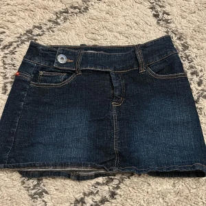 Mörkblå jeanskjol - Snygg mörkblå jeanskjol med låg midja