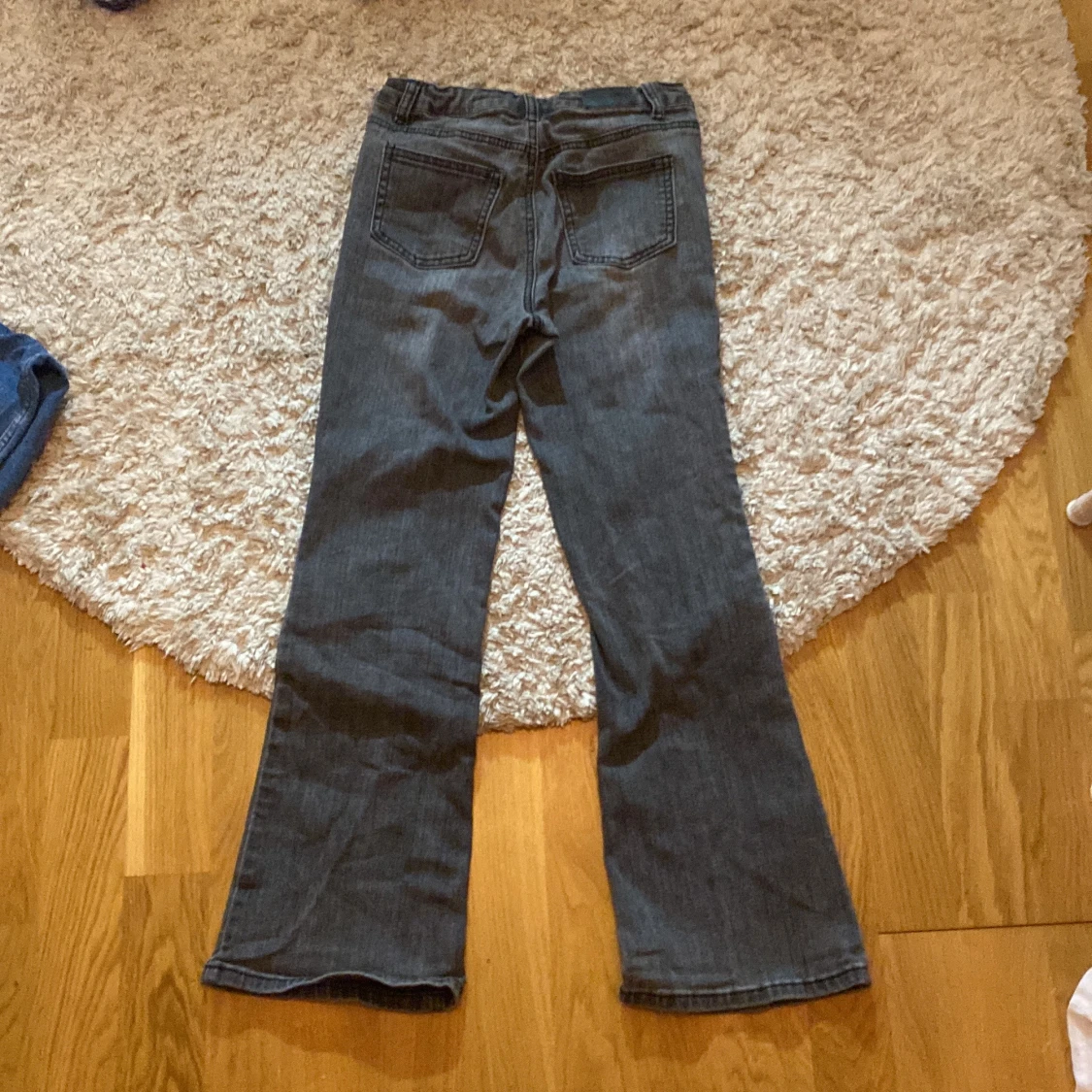 Grå bootcut jeans från UNIQ Denim Wear - 90