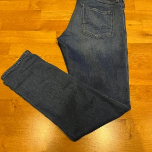 Blå jeans från Replay - Snygga blå jeans från Replay i modellen anbass. Dem är använda men i bra skick, inga defekter. Storlek W32 L32.