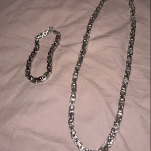 Kejsar halsband och armband i silver - Säljer ett stilrent kejsarhalsband på 55 cm och 6 mm brett, tillsammans med ett matchande kejsararmband på 20 cm och 6 mm brett. Perfekt för att komplettera din look med en touch av elegans.