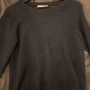 Stickad tröja fårn vila - Mörkblå fin stickad tröja. Mycket bra skick