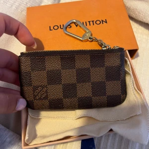  Key pouch Louis Vuitton - Välanvänt men bra skick. Ända som säanses vara lite slitage är missfärgning på kedjan annars är plånboken i väldigt bra skick. Används ej längre🫶🏽 skriv om ni vill ha datecode så skickar jag bild på den, fick ej plats! Men den har  datecoden: CT0221 #louisvuitton