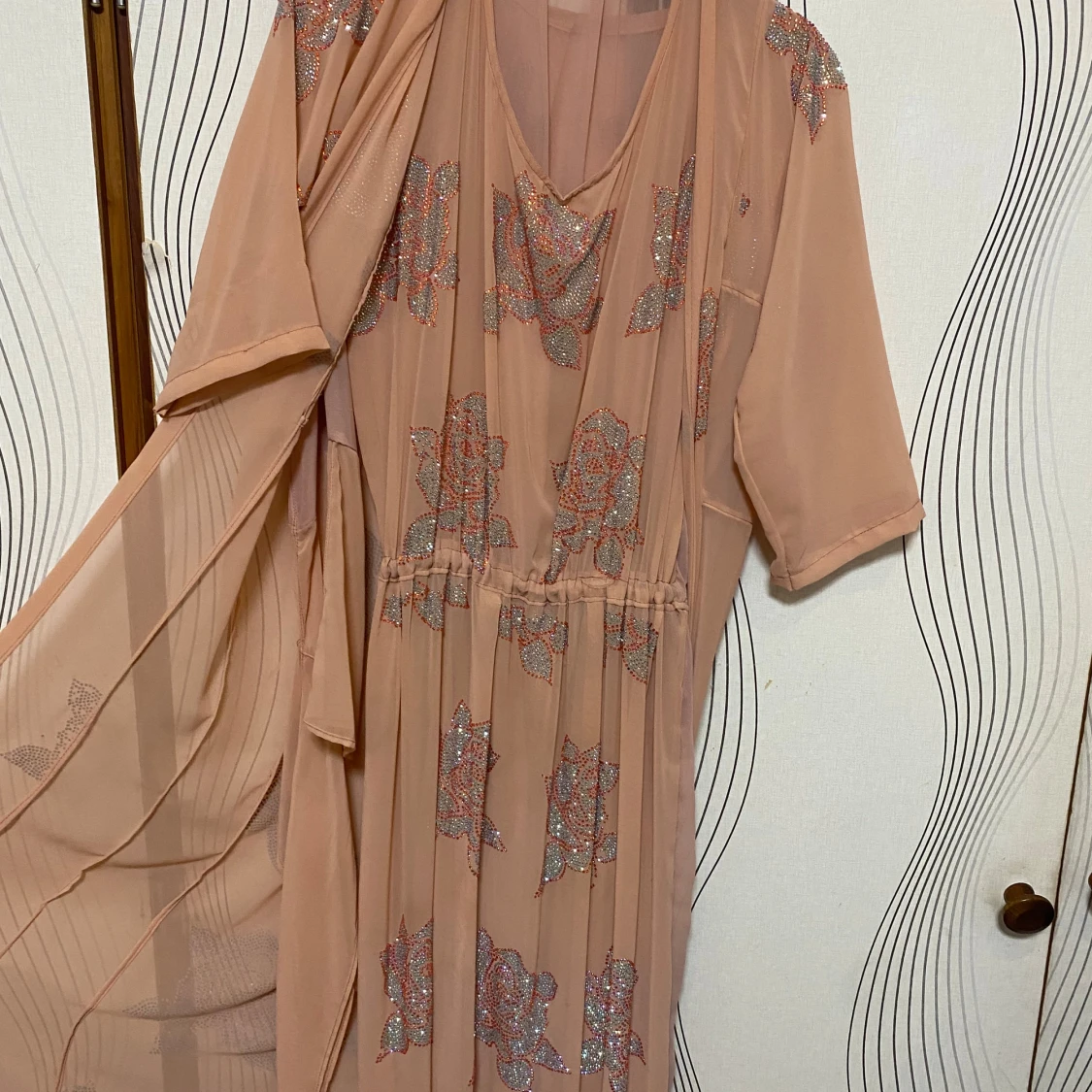 Beige klänning med glittrigt mönster