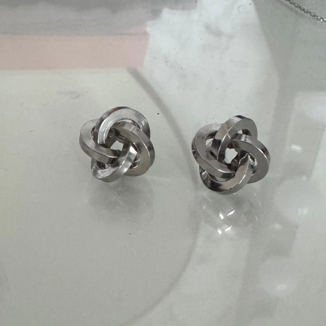 Snygga silverfärgade örhängen i knutdesign - 91