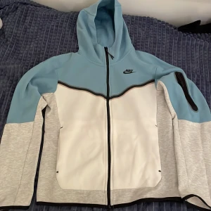 Nike tech fleece  blåoch vit - Väldigt fina färger och bra skick 
