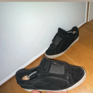 Axel arigato laceless skor - Säljer mina arigatos nu för jag söker nya, använt skick men håller sig länge till! pris kan diskuteras.
