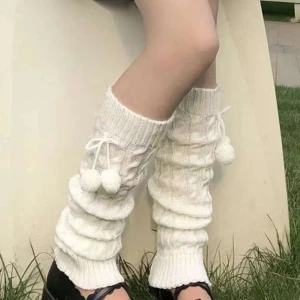 Vita benvärmare med tofsar - Snygga vita benvärmare med dekorativa tofsar och ribbstickad design. Perfekta för att hålla värmen och ge en stilfull touch till din outfit.