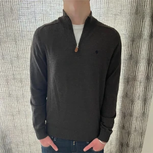 Morris half zip - Säljer nu denna riktigt feta half zipen från Morris. Den är knappast använd och är i nyskick skulle jag påstå. Storlek M men passar S!Nypris 2700 men säljes här för 900! Hör av dig vid frågor eller funderingar!