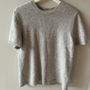 SOFT GOAT tröja - Säljer en fin Soft Goat tröja i ljusgrått. Lite nopprig men annars i väldigt fint skick, sparsamt använd. Storlek S. Skriv om ni har några fler frågor💕