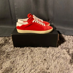 Saint Laurent Skor - Saint Laurent skor Skick: 9,5/10 (använda max 5 gånger) Storlek: 41/42 Färg: Röd Hör av er vid fler frågor eller funderingar!🙌😊// Hugo