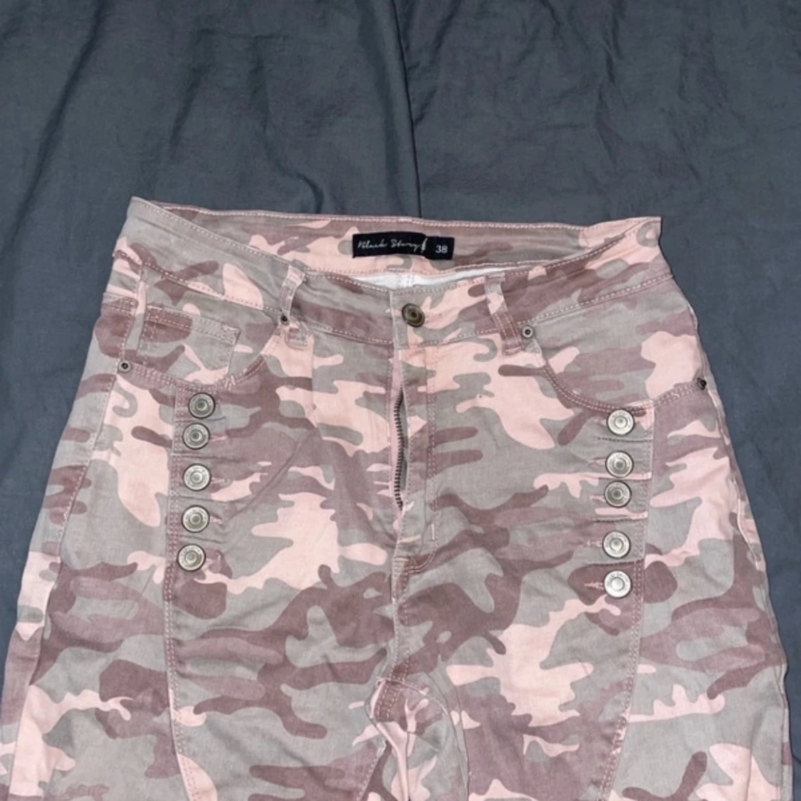 Camouflagefärgade byxor med knappar - 90