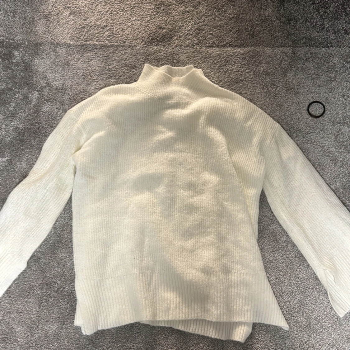 Vit stickad polotröja