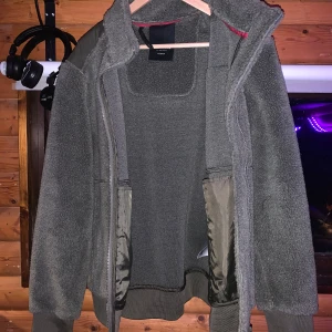 Fleece jacka - Väldigt fin fleece jacka i högkvalite från tretorn orginalpris 799kr. vattentät/vindtät med inneficka på båda sidorna ochtjock vikbar krage