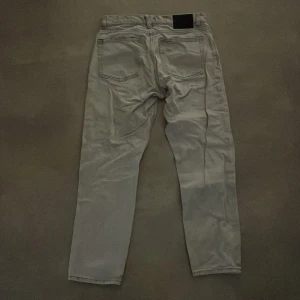 Grå byxor från Vailent - Har Klätt på mig den 2-4 gånger.   Snygga grå byxor från Vailent i storlek XS. De har en klassisk design med fem fickor och en rak passform. Perfekta för en stilren look