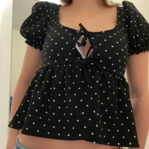Prickig tröja från ginatricot - tie front top - Säljer denna jättesöta tröja med knyten på framsidan💕 Den är helt ny, endast testad, tog bort lappen men använde tröjan aldrig sedan och det är därför jag säljer den🤗 Passar också XS. Nypris: 279