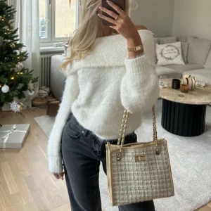 Off-shoulder tröja  - Supersnygg off-shoulder tröja från H&M, inga defekter. Offwhite färg. Funkar både till vardags och till festligare tillfällen! Storlek XS men passar även S. Första bilden är lånad 