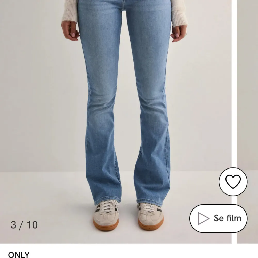 Snygga blå bootcut jeans från ONLY med klassisk femficksdesign och dragkedja. Perfekta för en avslappnad stil med en touch av retro. Kombinera med sneakers eller boots för en komplett look.. Farkut & Housut.