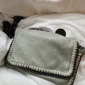 Stella McCartney väska - Liknande Stella Mcartney väska. Väskan har en praktisk storlek och en stilren design. Säljer för 250. PRIS KAN SÄNKAS