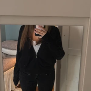 Svart hoodie från Soft Goat - Säljer en stilren svart hoodie från Soft Goat med dragkedja framtill. Perfekt för en avslappnad look. Den har långa ärmar och en mjuk känsla. Syns lite att den är andvänd därav priset men inga större defekter eller hål❤️