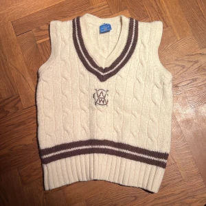 Stickad väst från Rochford - Stickad Cricket väst från Rochford i storlek XS / S.  Nypris 1200kr