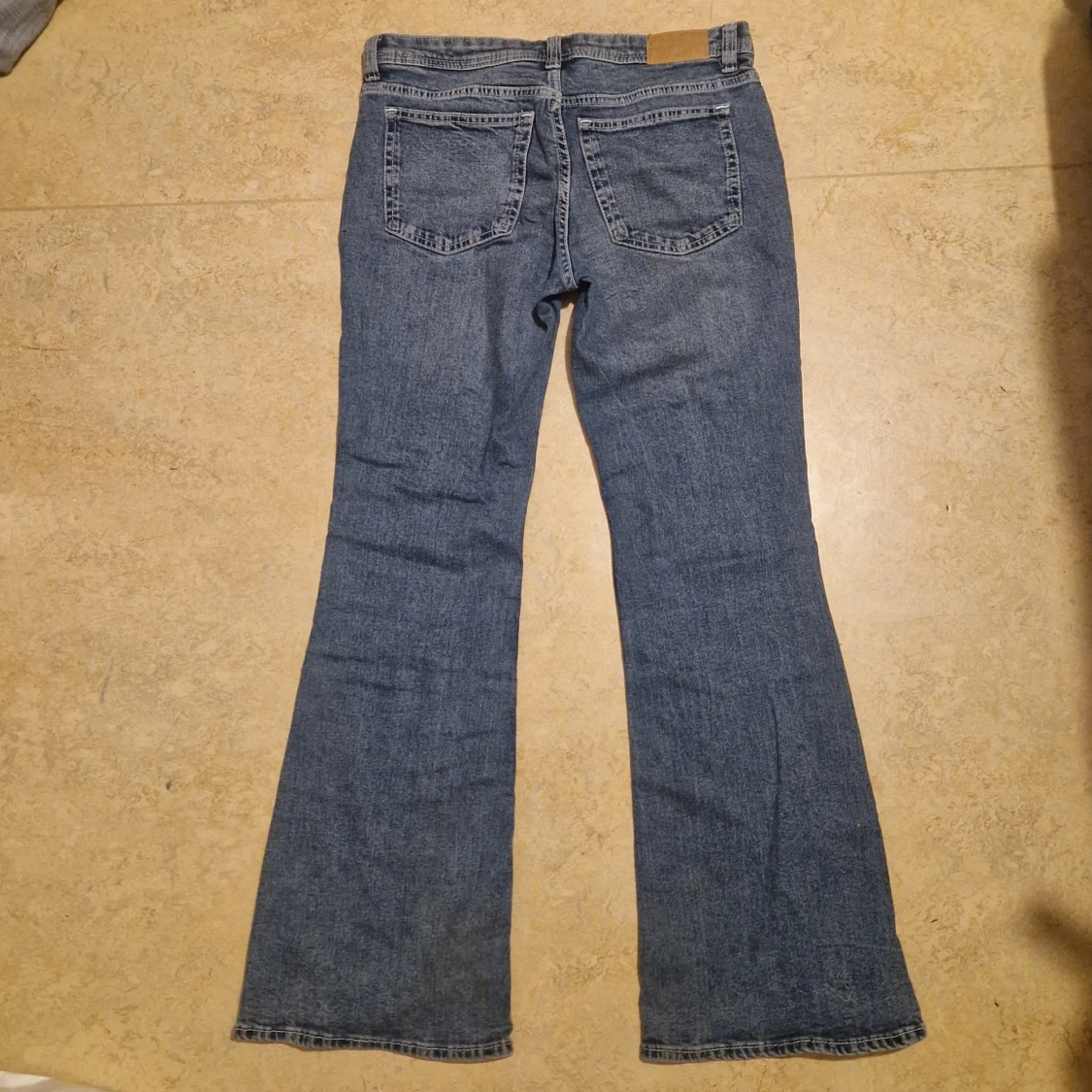 Blå bootcut jeans från Devided H&M - 90