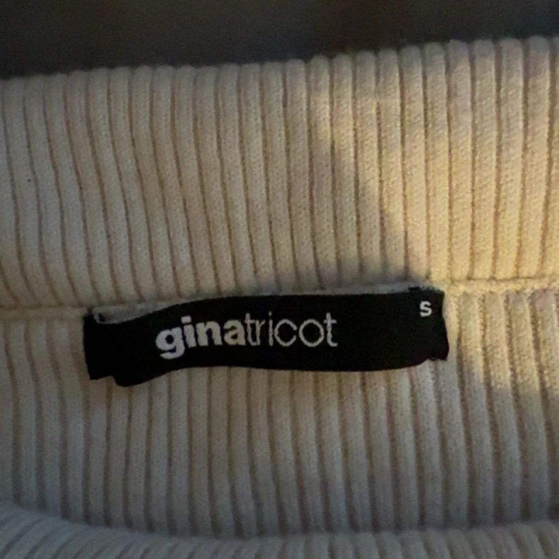 Beige ribbad offshoulder-tröja från Gina Tricot - 91