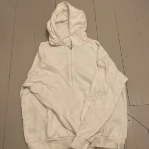 Vit hoodie från Kappahl - Säljer en vit hoodie med dragkedja från kapphal, säljer då den är för stor. 