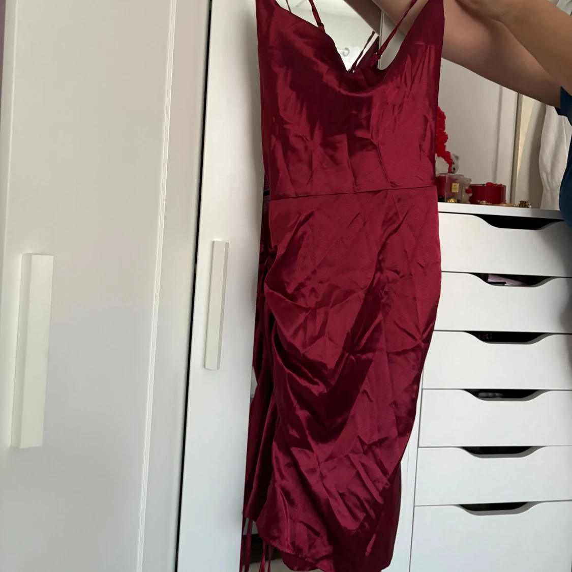 Vinröd sidenklänning