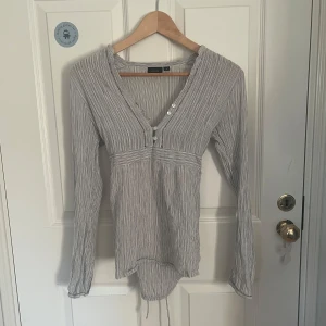 Långärmad tröja - Långärmad tröja från Lindex i storlek S. Har knyte på baksidan. Saknar en knapp men annars i gott skick 💕
