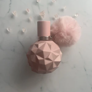 Ariana Grande parfym  - Säljer en Ariana grande parfym i doften sweet like candy. Skriv innan du köper eller vid frågor💗