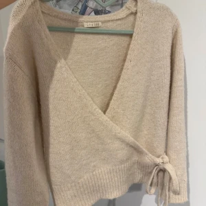 Omlott kofta - Super gullig beige omlott kofta💕💕