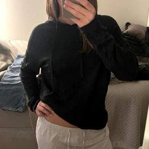 Svart hoodie - Säljer en svart hoodie i bra skick. 