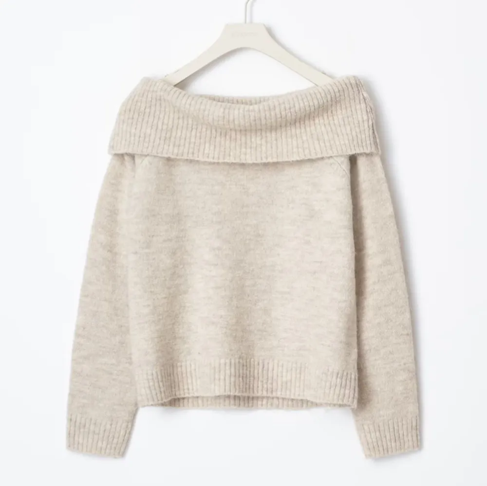 Säljer en supermysig beige offshoulder tröja i ullblandning. Perfekt för höst och vinter. Den har långa ärmar och en ribbad kant som ger en snygg detalj.🤩🤩. Tröjor & Koftor.