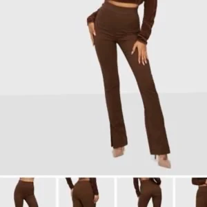 Bruna byxor från Bianca x Nelly - Snygga bruna byxor från Bianca x Nelly i storlek 40. De är högmidjade och har en tight passform som framhäver figuren. Perfekta för både vardag och fest! 👜