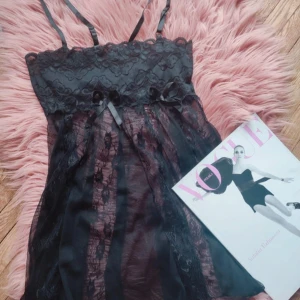 Svart spets topp med rosetter - Säljer min svarats spets topp pågrund av att den var lite för genomskilig för min smak. Skulle säga att den passar som pjamas, dock har den lite strävt material. Skulle gissa på storlek M. Köpt på Vinted❤️