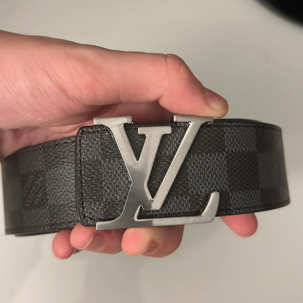 Säljer ett svart bälte ifrån Louis Vuitton. Det är 110cm långt och passar riktigt bra för alla tillfällen! . Accessoarer.