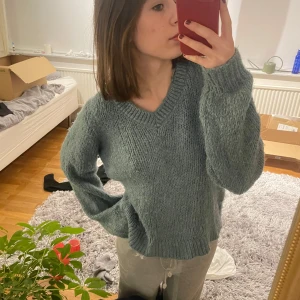 Blå stickad tröja från JDY - Mysig blå stickad tröja från JDY i storlek S. Perfekt för kyliga dagar med sin varma och bekväma passform. Tröjan har en v-ringad hals och långa ärmar, vilket gör den idealisk för både vardag och mysiga hemmakvällar. 🧶💚