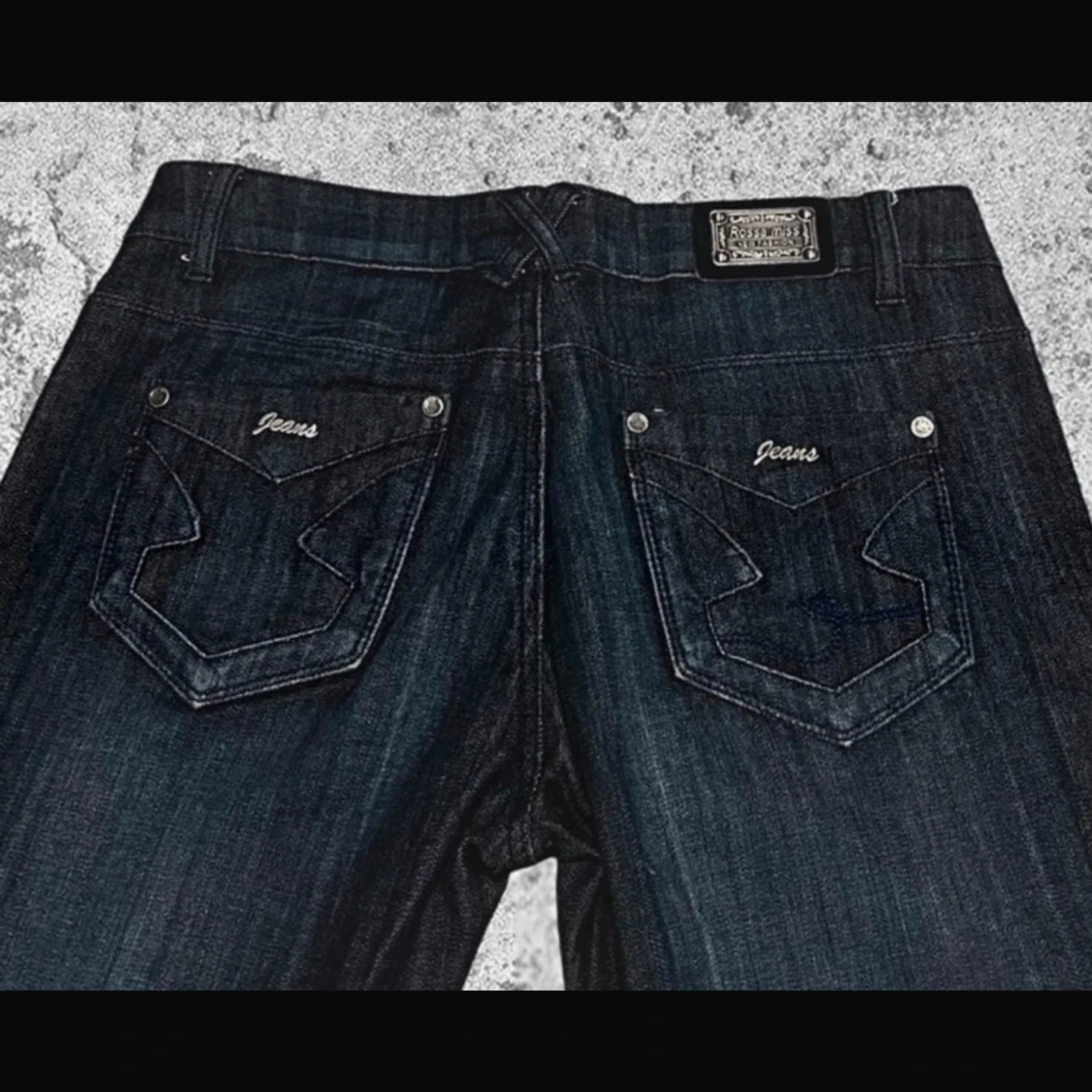 Mörkblå jeans med broderade bakfickor - 91