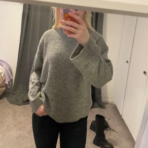 stickad tröja - Mysig grå stickad tröja från 157 i storlek S. Perfekt för kyliga dagar med sin mjuka och bekväma passform. Tröjan har långa ärmar och en klassisk rund halsringning. Passar både till vardags och mysiga hemmakvällar. 🧶