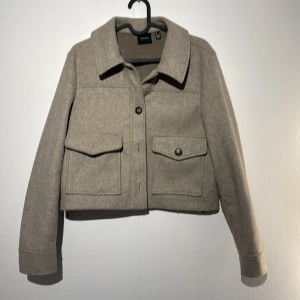 Vero Moda kappa  - Jätte fin kort vero Moda kappa i storlek M brukar ha S i jackor men kappan är liten i storlek. Kappan är lite nopprig men inget man tänker på. 