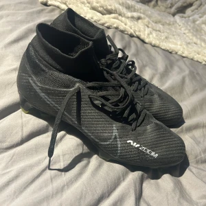 Svarta fotbollsskor från Nike - Säljer ett par svarta Nike fotbollsskor i mycket bra skick. 