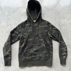  Kamouflage hoodie  - En tvär fet kamouflage hoodie i bra skick🥳🤩Den är mycket skön och varm🥳Perfekt inför vintern!!!🥳Hoodien är i storlek XS!🤩Jag säljer den för endast 350kr!!🤩🥳Vid minsta fundering så är det bara att kontakta mig🥳🤩🎉