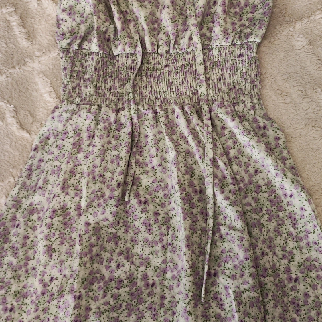 Blommig sommarklänning med volangdetaljer