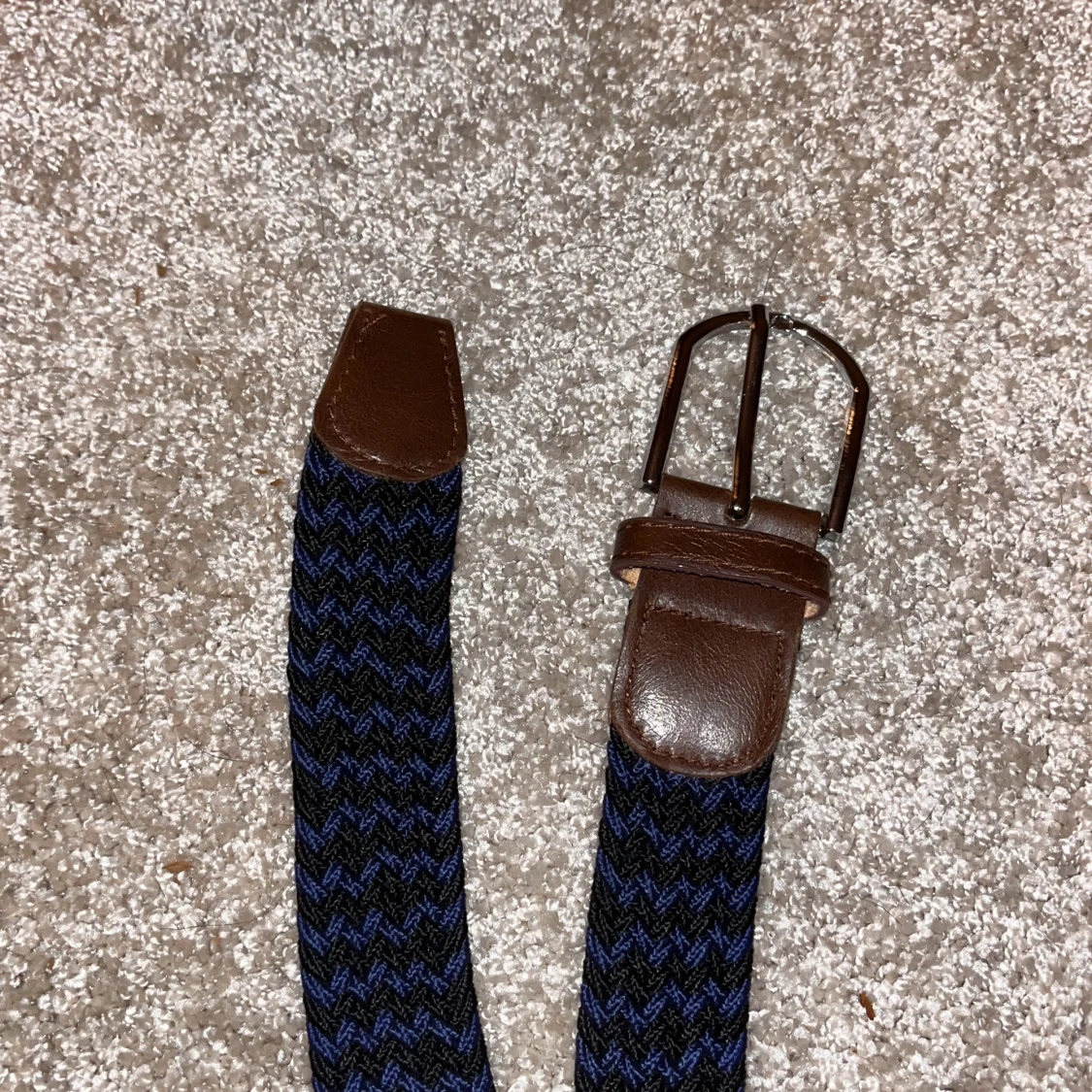 Blått och svart bälte med brunt läder