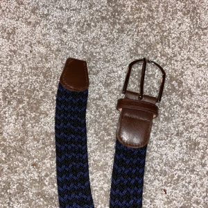 Blått och svart bälte med brunt läder - Helt nytt blå svart bälte 