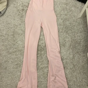 Folded Yoga Pants från Gina Tricot - Säljer ett par folded yoga pants från Gina Tricot i storlek XS som viks ner vid midjan. Kan vara både högmidjade och lågmidjade beroende på hur man väljer. 🙌🏽 OBS pris kan diskuteras!