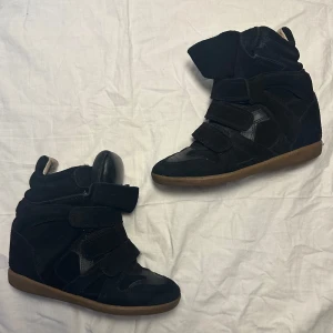 svarta isabel marant skor - äkta isabel marant skor me kilklack, perfekta till hösten/vintern. storlek 37, skorna är i bra skick! skicka prisförslag!