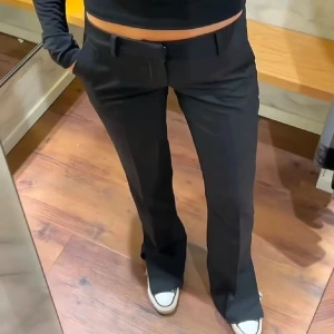 Lågmidjade kostymbyxor - Snygga svarta kostymbyxor som är lågmidjade. Super populära från bok bok i storlek 38 men skulle säga att den är en storlek 36 snarare då de är väldigt små!